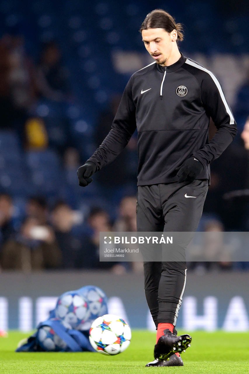 Paris Zlatan Ibrahimovic värmer upp under den andra åttondelsfinalen i Champions League mellan Chelsea och Paris SG den 11 mars 2015 i London.