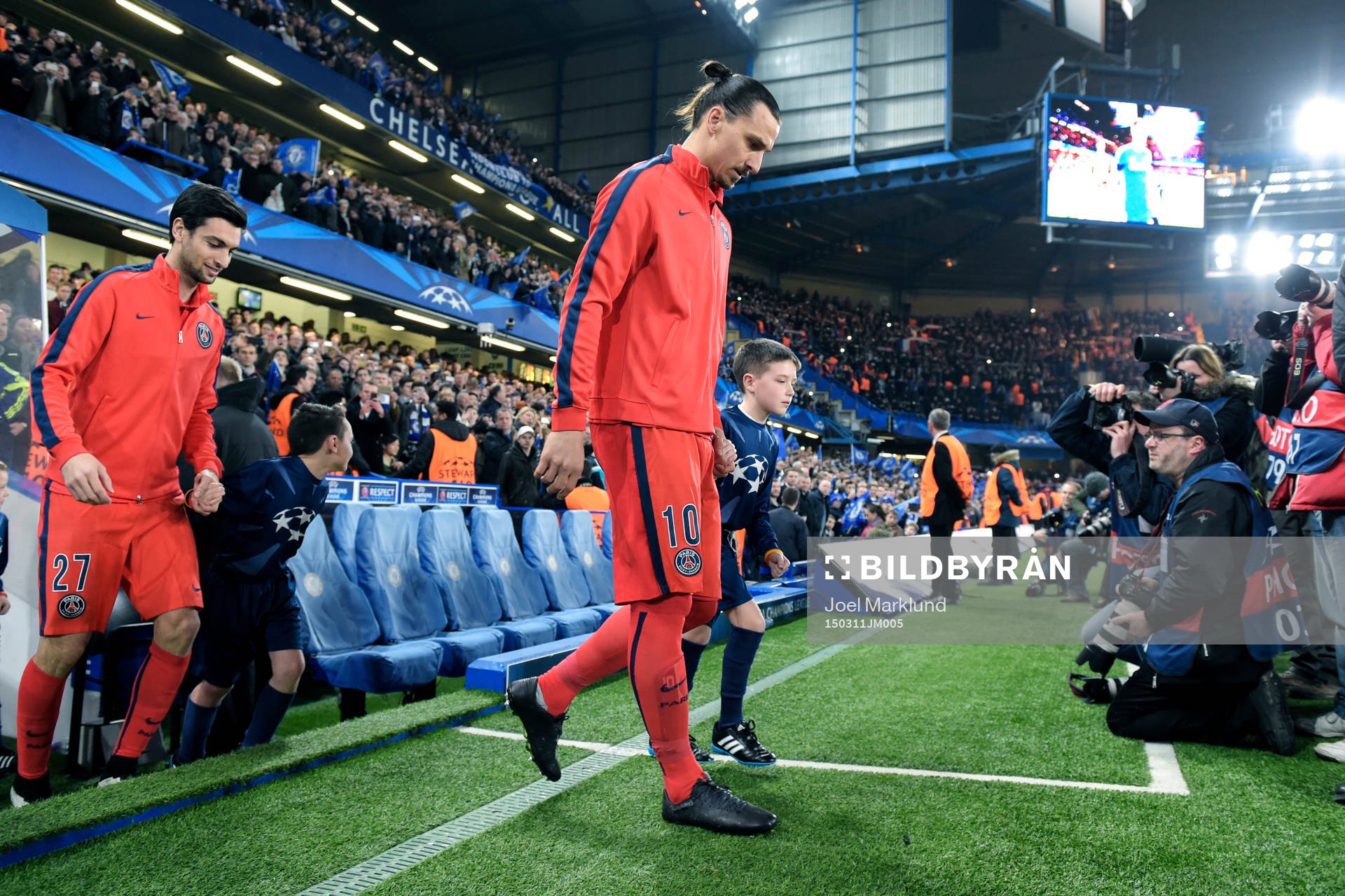 Paris Zlatan Ibrahimovic på väg in under den andra åttondelsfinalen i Champions League mellan Chelsea och Paris SG den 11 mars 2015 i London.