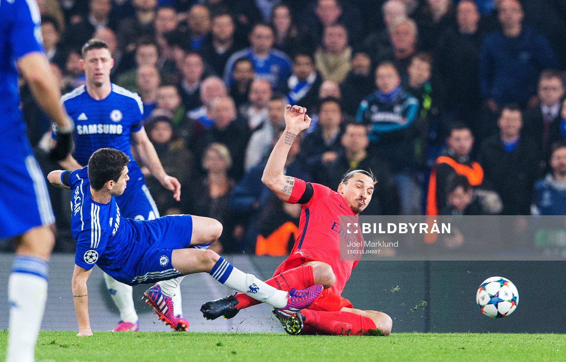 Chelseas Oscar fälls av Paris Zlatan Ibrahimovic som får