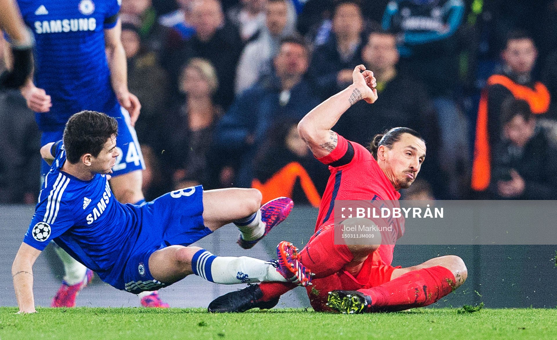 Chelseas Oscar fälls av Paris Zlatan Ibrahimovic som får