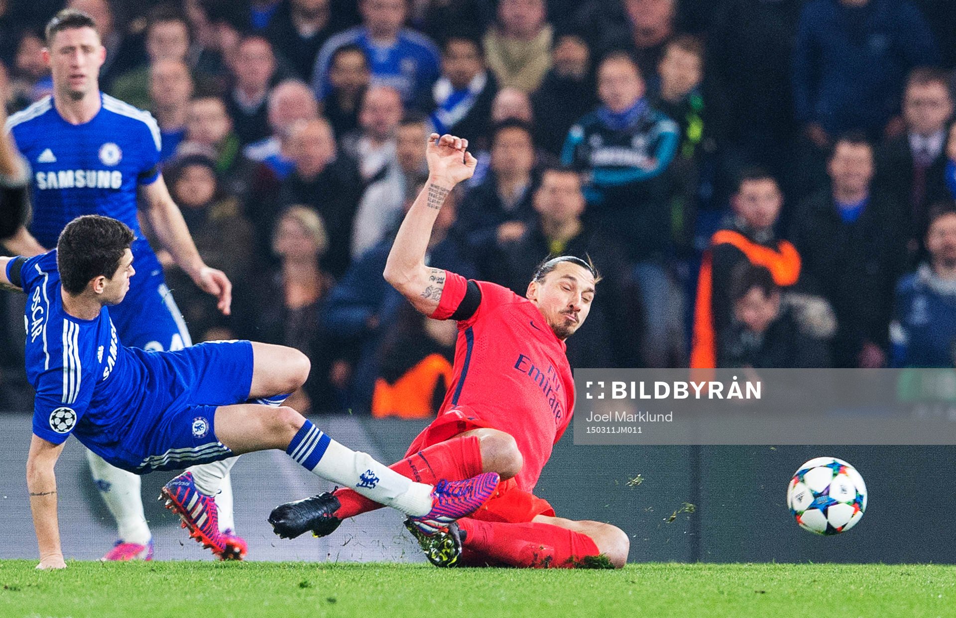 Chelseas Oscar fälls av Paris Zlatan Ibrahimovic som får
