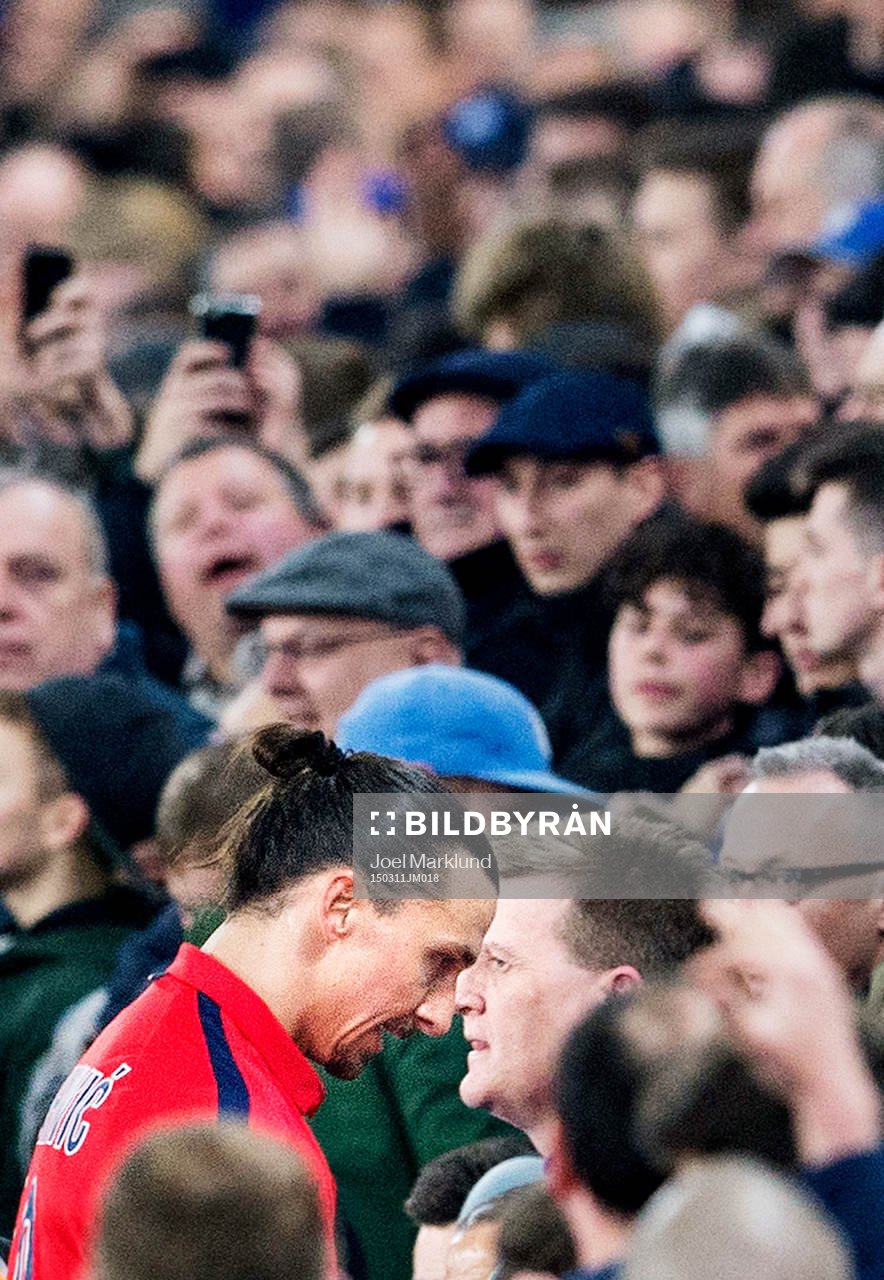 Paris Zlatan Ibrahimovic lämnar planen deppandes