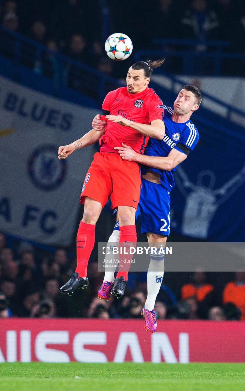 Paris Zlatan Ibrahimovic i en luftduell med Chelseas Gary