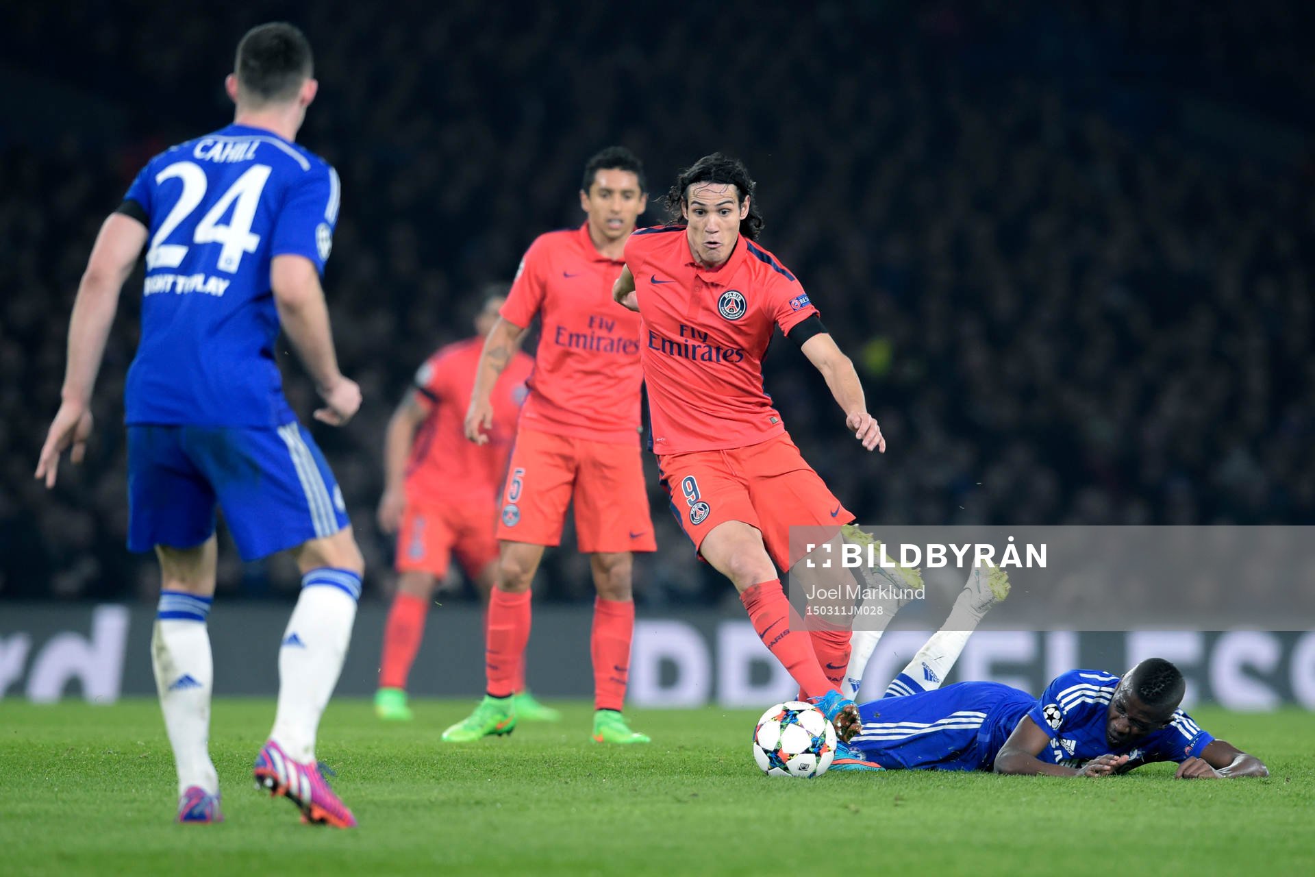 Paris Edinson Cavani tar sig förbi Chelseas Ramires
