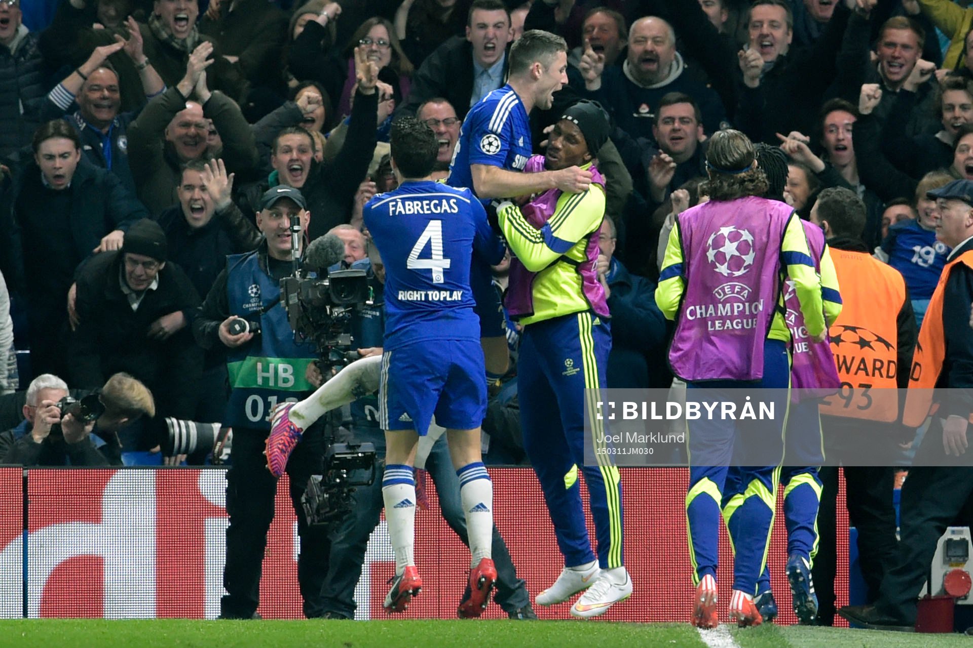 Chelseas Cesc Fabregas, Gary Cahill och Didier Drogba jublar