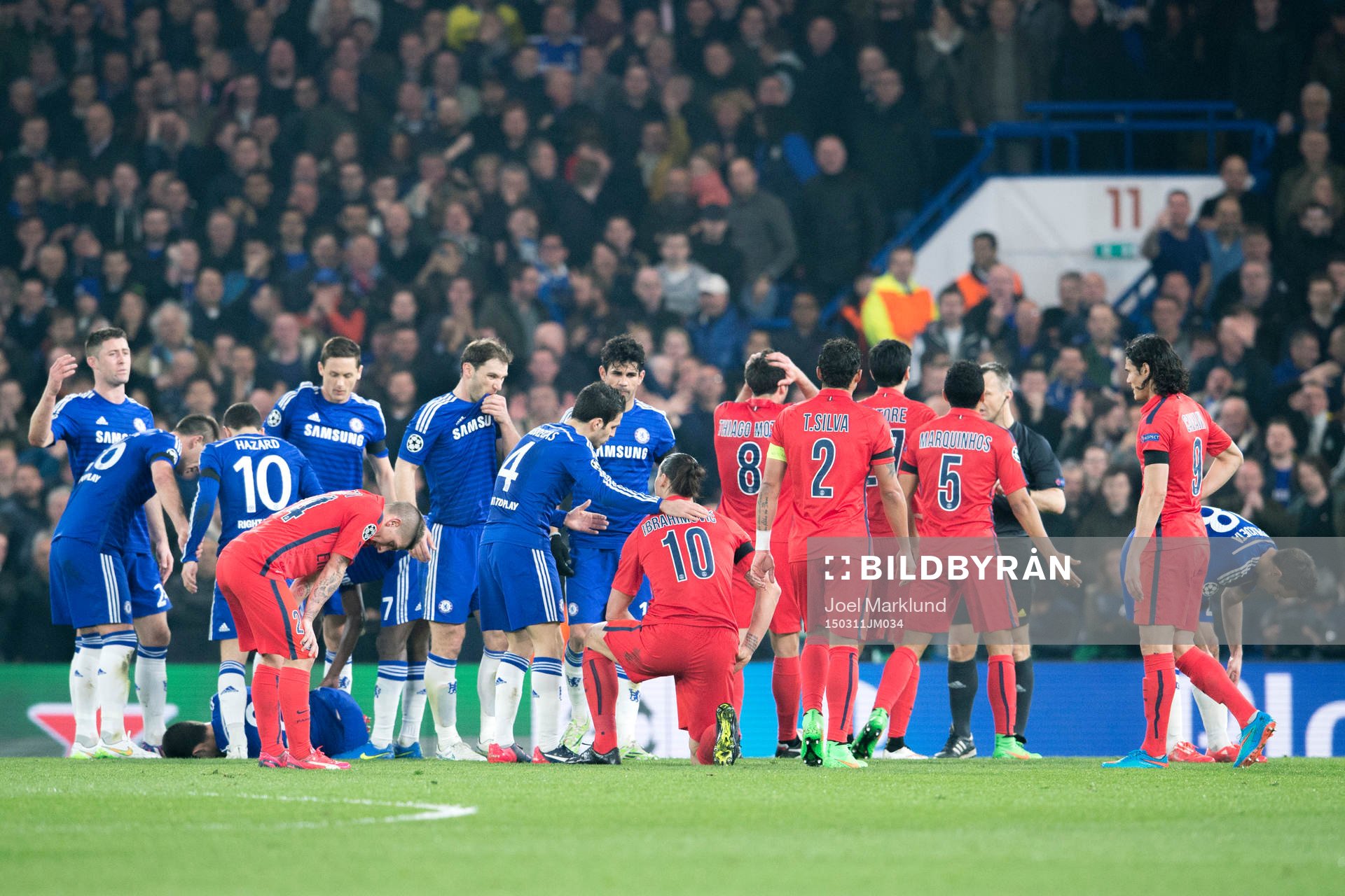 Chelseas Cesc Fabregas tröstar Paris Zlatan Ibrahimovic