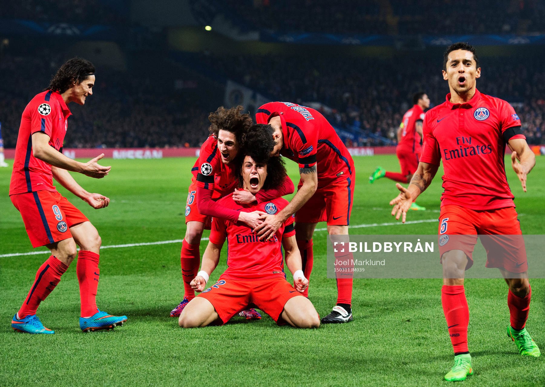 Paris Edinson Cavani, Adrien Rabiot, David Luiz, Thiago Motta och Marquinhos jublar efter kvitteringen till 1-1 under den andra åttondelsfinalen i Champions League mellan Chelsea och Paris SG den 11 mars 2015 i London.