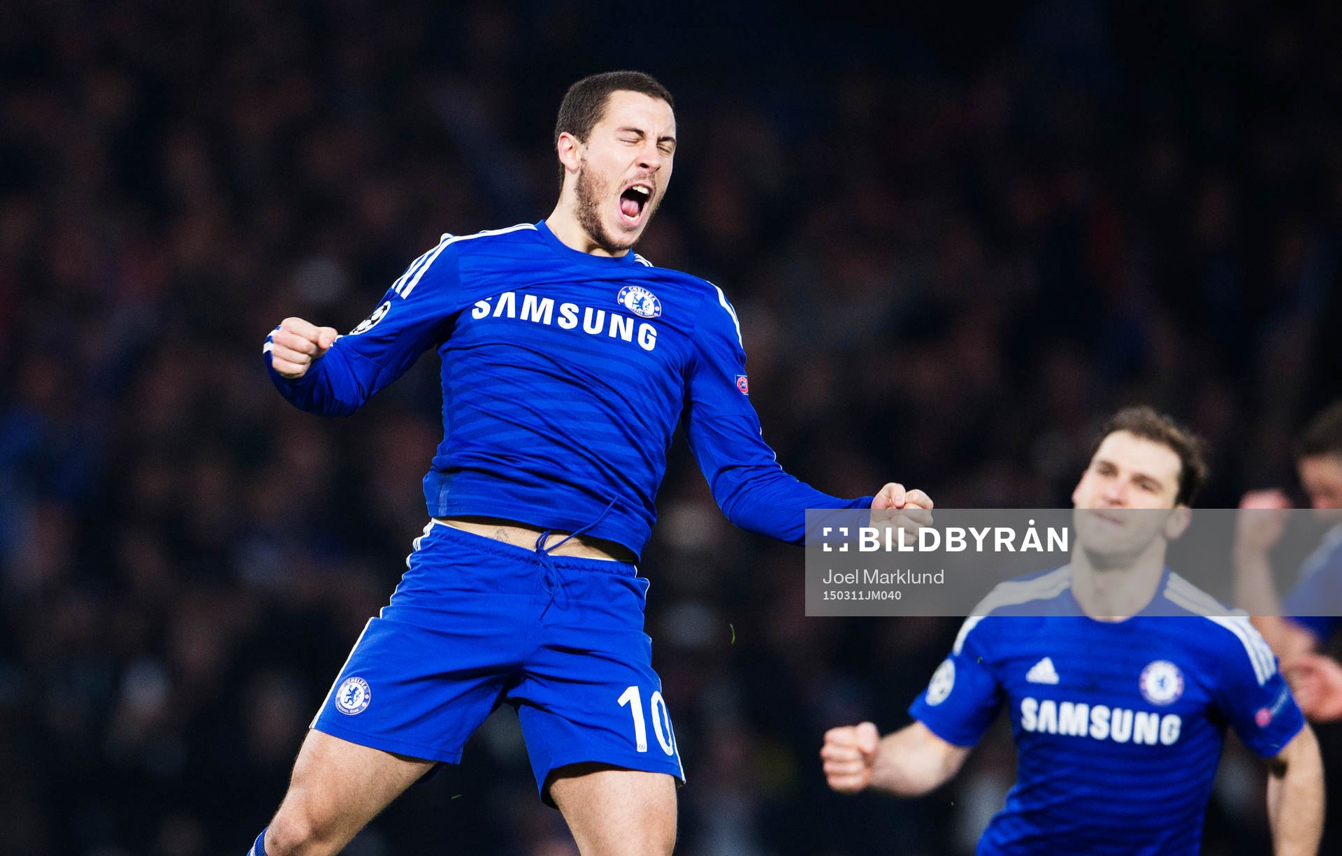 Chelseas Eden Hazard jublar efter att ha gjort 2-1 på straff under den andra åttondelsfinalen i Champions League mellan Chelsea och Paris SG den 11 mars 2015 i London.
