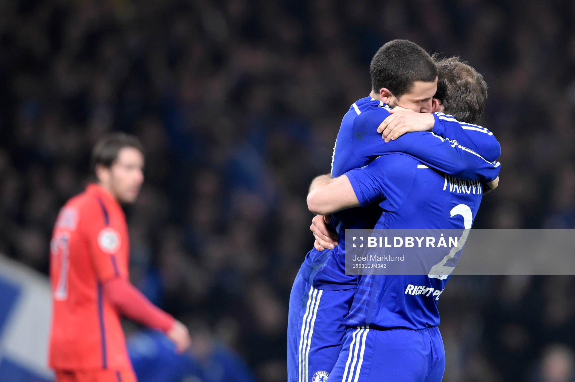 Chelseas Eden Hazard och Branislav Ivanovic krar om varandra