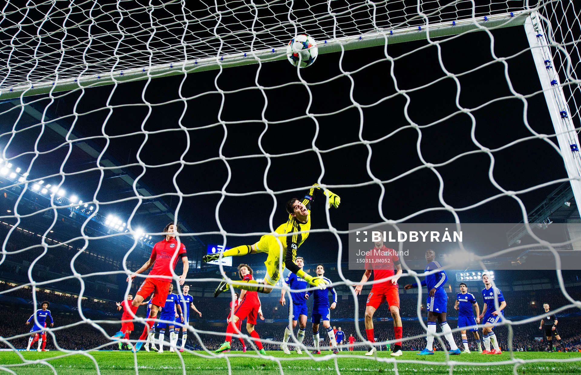 Chelseas målvakt Thibaut Courtois släpper in 2-2 från