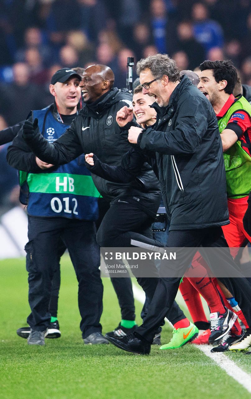 Paris tränare Laurent Blanc jublar tillsammans med spelare vid slutsignalen under den andra åttondelsfinalen i Champions League mellan Chelsea och Paris SG den 11 mars 2015 i London.