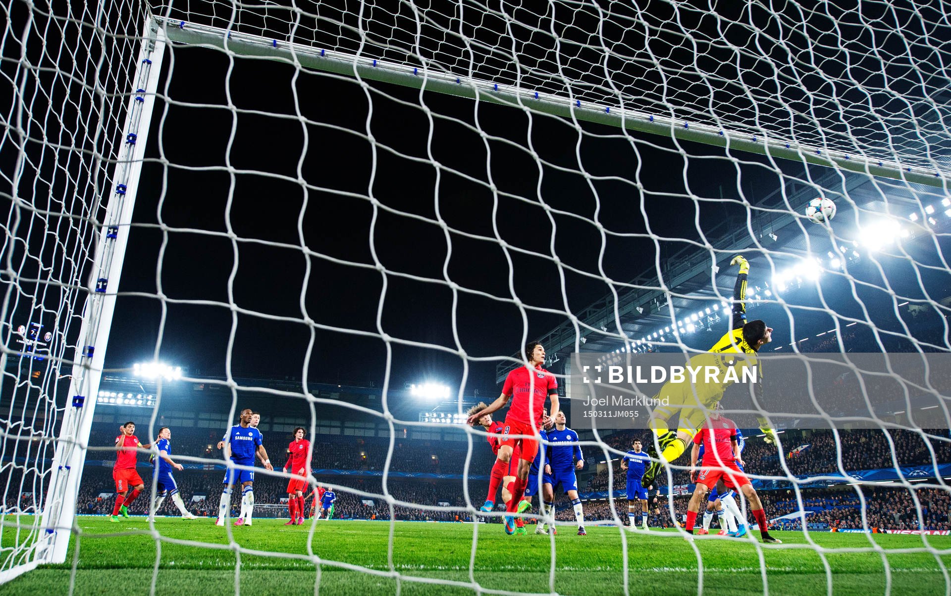 Chelseas målvakt Thibaut Courtois släpper in 2-2 från