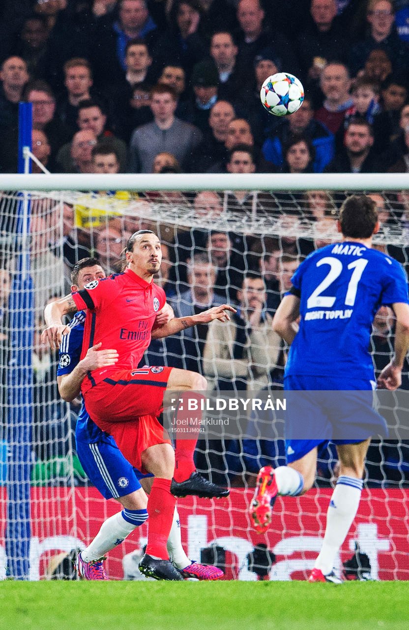 Chelseas Gary Cahill utmanas av Paris Zlatan Ibrahimovic under den andra åttondelsfinalen i Champions League mellan Chelsea och Paris SG den 11 mars 2015 i London.