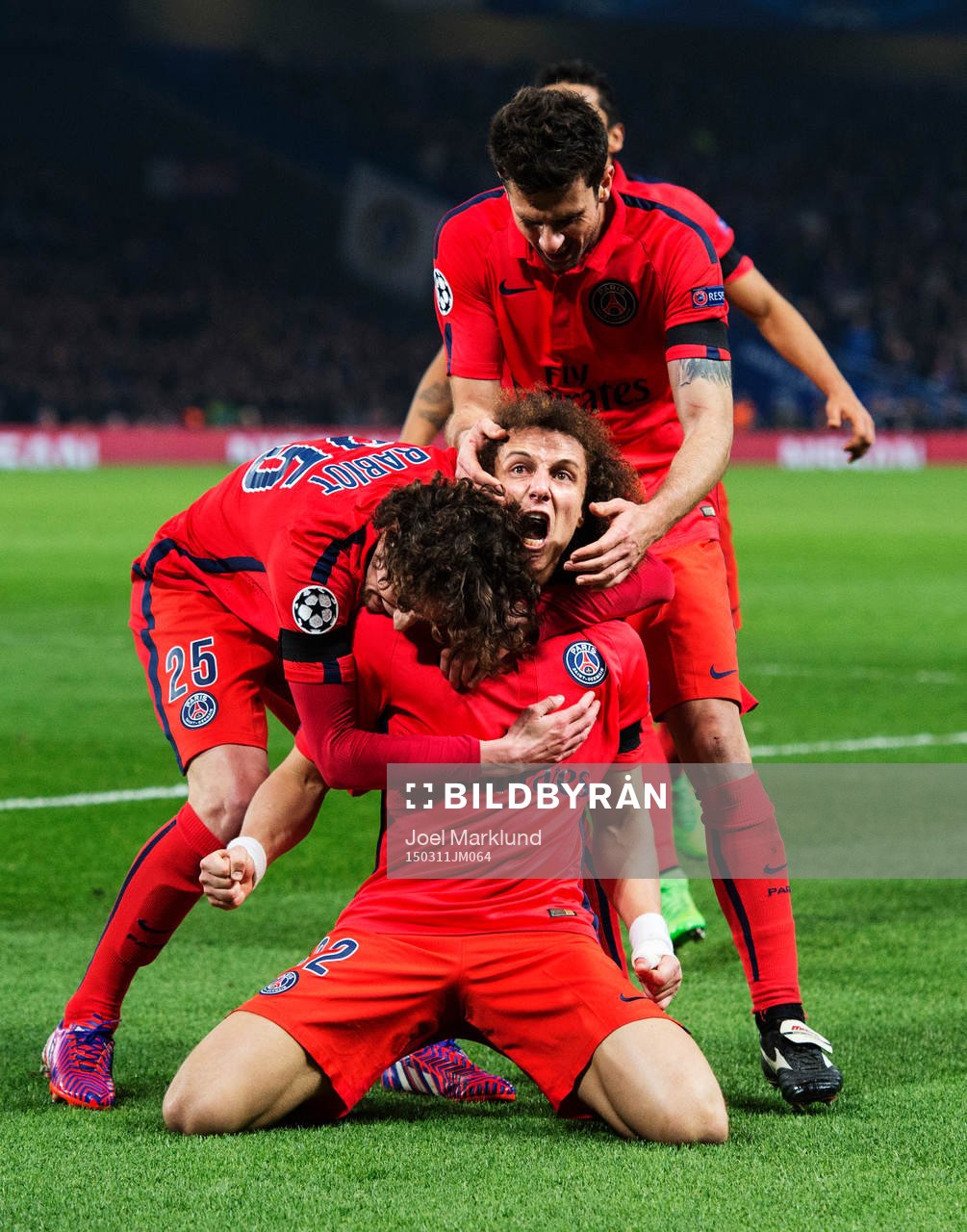 Paris Adrien Rabiot, David Luiz och Thiago Motta jublar efter kvitteringen till 1-1 under den andra åttondelsfinalen i Champions League mellan Chelsea och Paris SG den 11 mars 2015 i London.