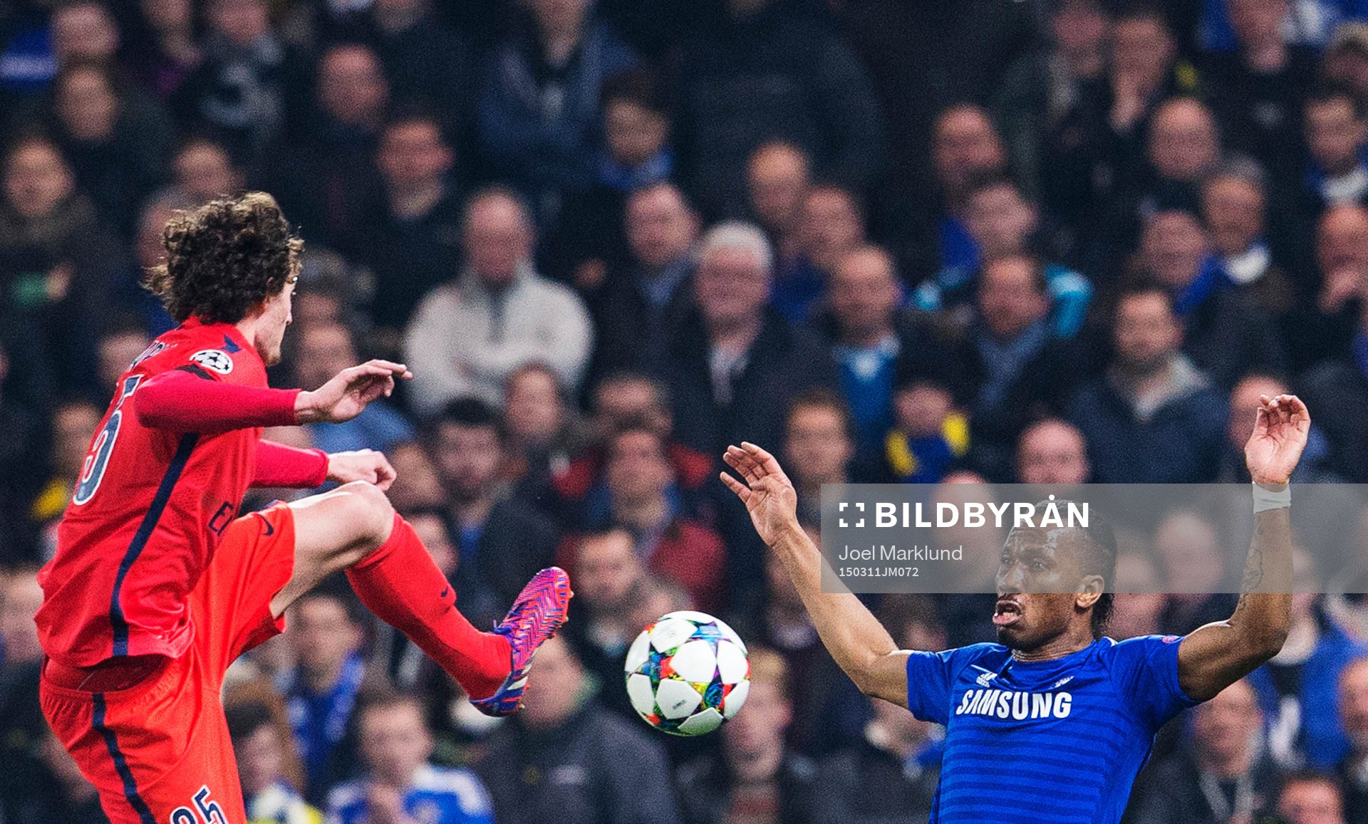 Paris Adrien Rabiot i en luftduell om bollen med Chelseas