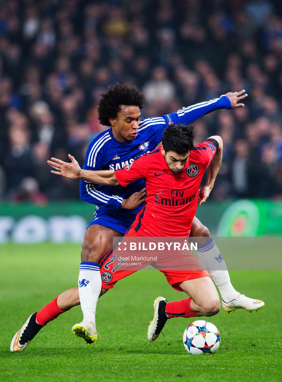 Chelseas Willian tacklar Paris Javier Pastore under den andra åttondelsfinalen i Champions League mellan Chelsea och Paris SG den 11 mars 2015 i London.