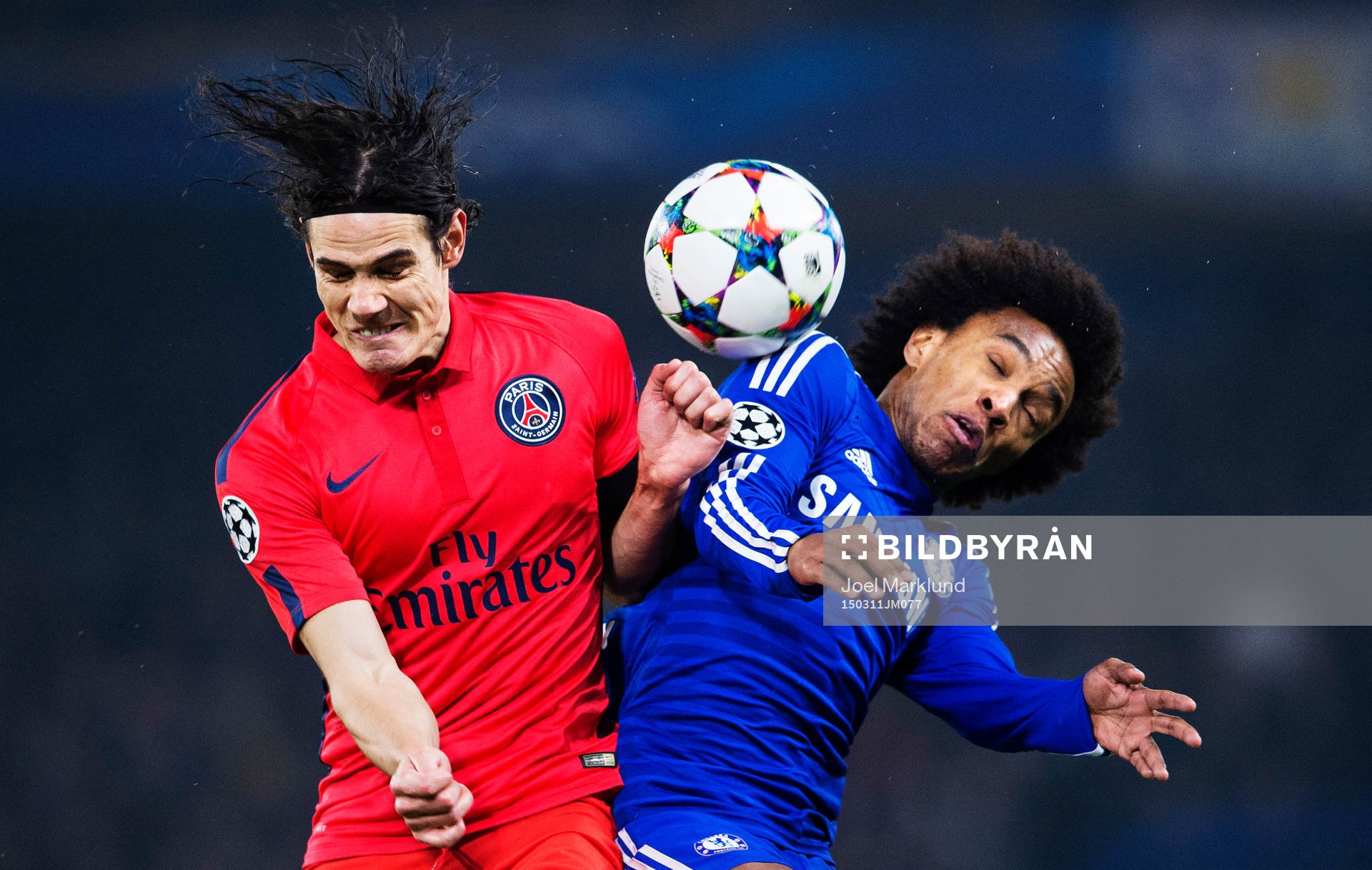 Paris Edinson Cavani i en nickduell med Chelseas Willian under den andra åttondelsfinalen i Champions League mellan Chelsea och Paris SG den 11 mars 2015 i London.