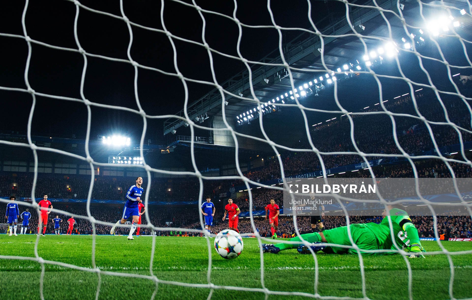 Chelseas Eden Hazard jublar när han gör 2-1 på straff