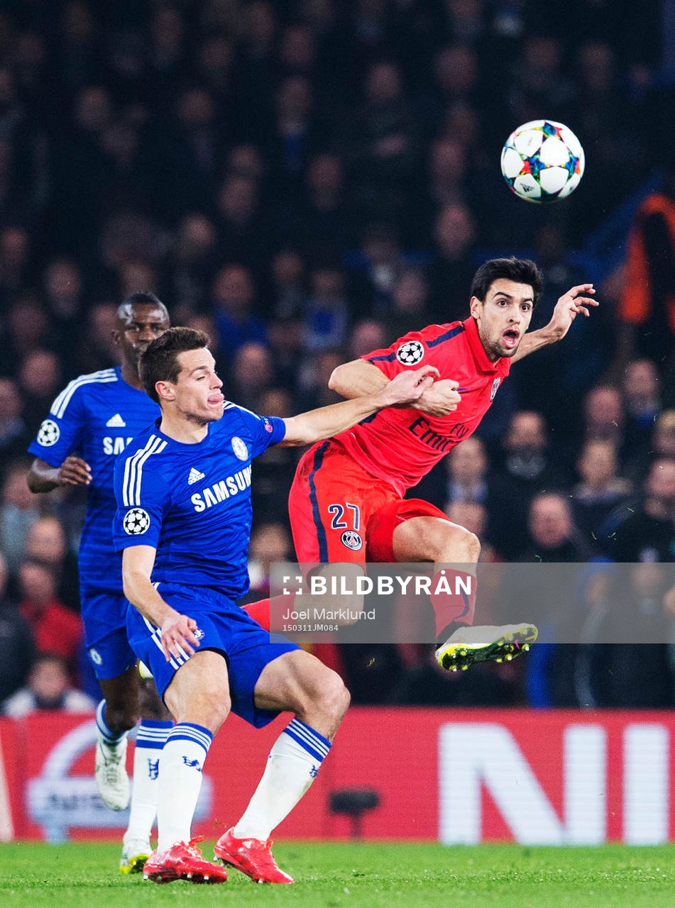 Chelseas Gary Cahill utmanas av Paris Javier Pastore under den andra åttondelsfinalen i Champions League mellan Chelsea och Paris SG den 11 mars 2015 i London.