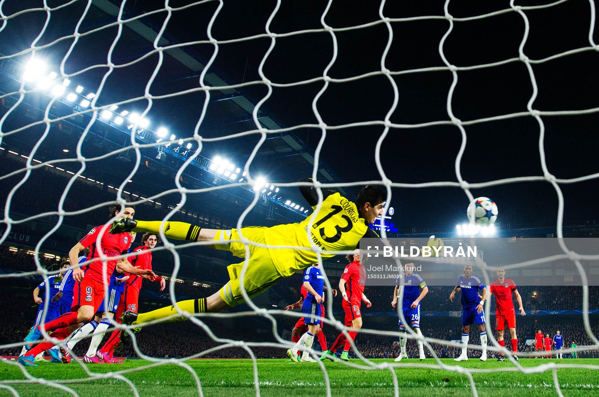 Chelseas målvakt Thibaut Courtois räddar ett skott