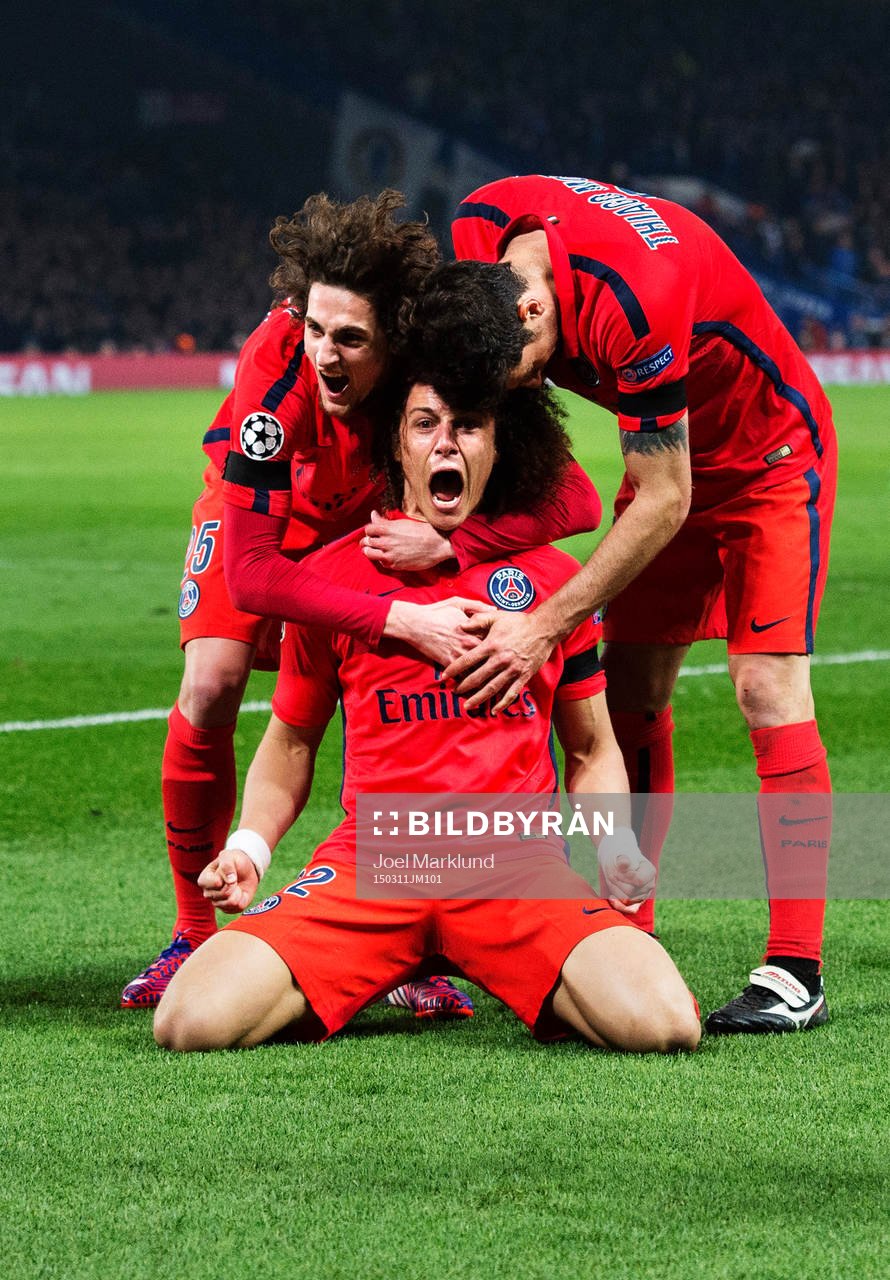 Paris Edinson Cavani, Adrien Rabiot, David Luiz, Thiago Motta och Marquinhos jublar efter kvitteringen till 1-1 under den andra åttondelsfinalen i Champions League mellan Chelsea och Paris SG den 11 mars 2015 i London.