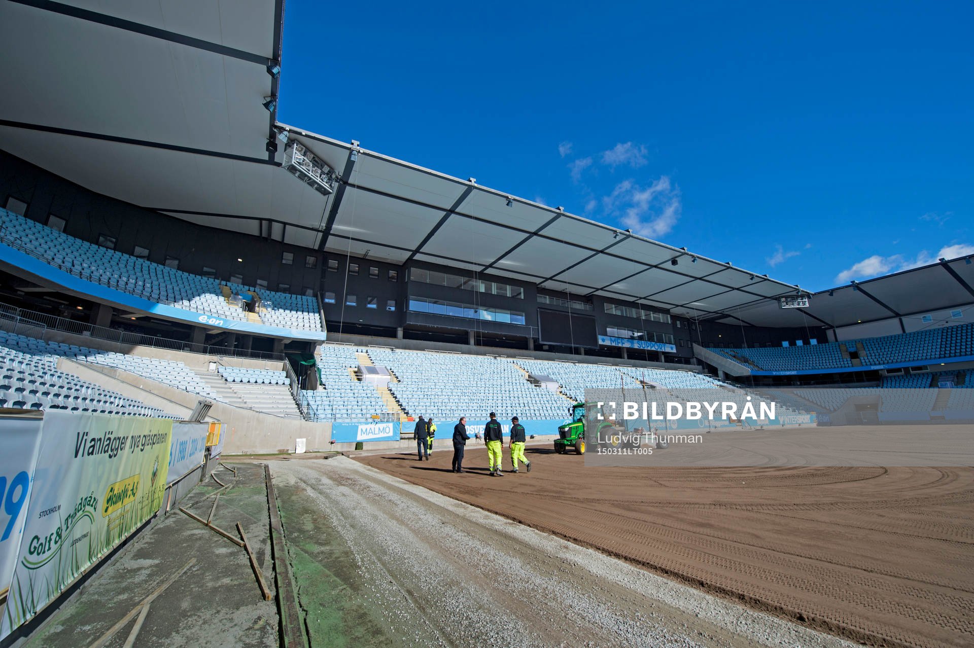 Arbetare jobbar på Swedbank Stadion för att byta