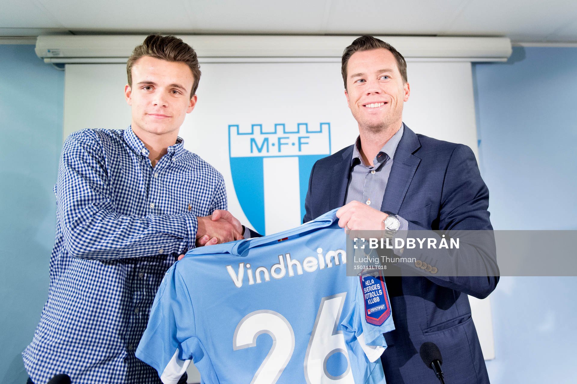 Malmö FFs nyförvärv Andreas Vindheim får sin matchtröja av sportchef Daniel Andersson under en presskonferens med Malmö FF den 11 mars 2015 i Malmö.