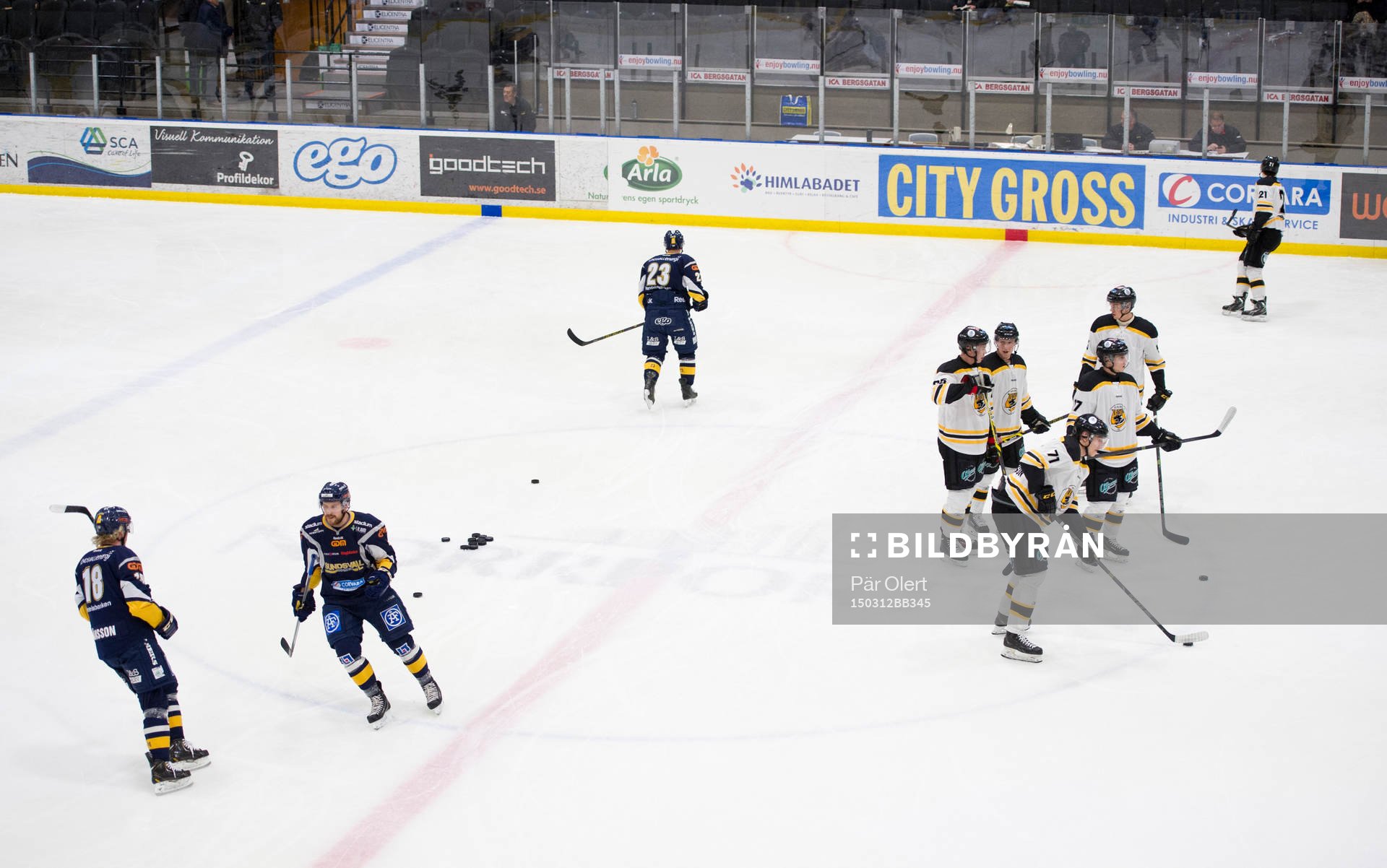Sundsvall och Pantern värmer upp innan ishockeymatchen i