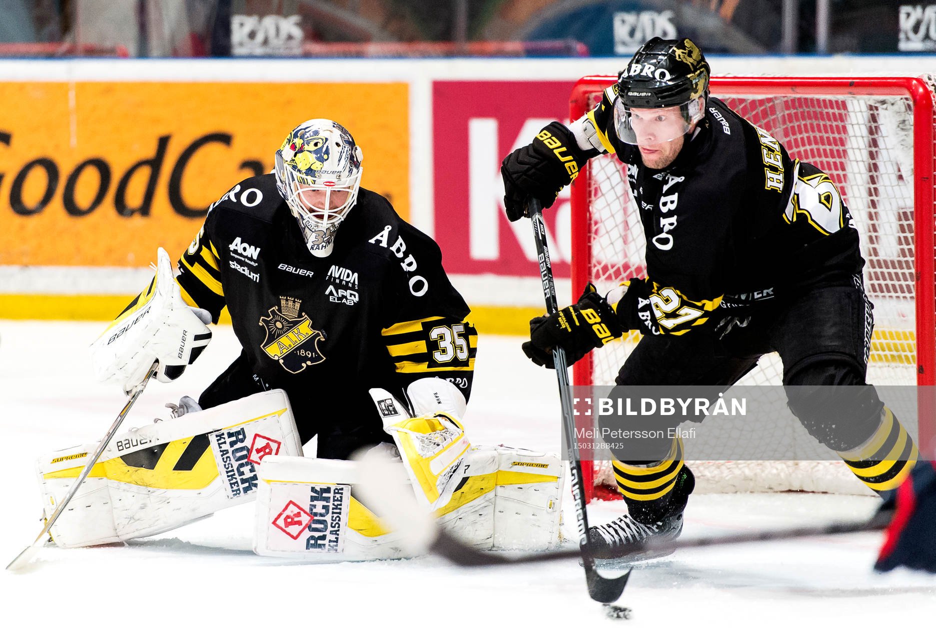 s målvakt Robin Rahm och Jordan Hendry