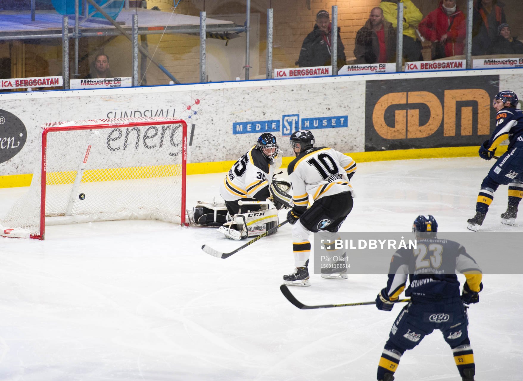 Panterns målvakt Viktor Andrén släpper in 1-0 målet