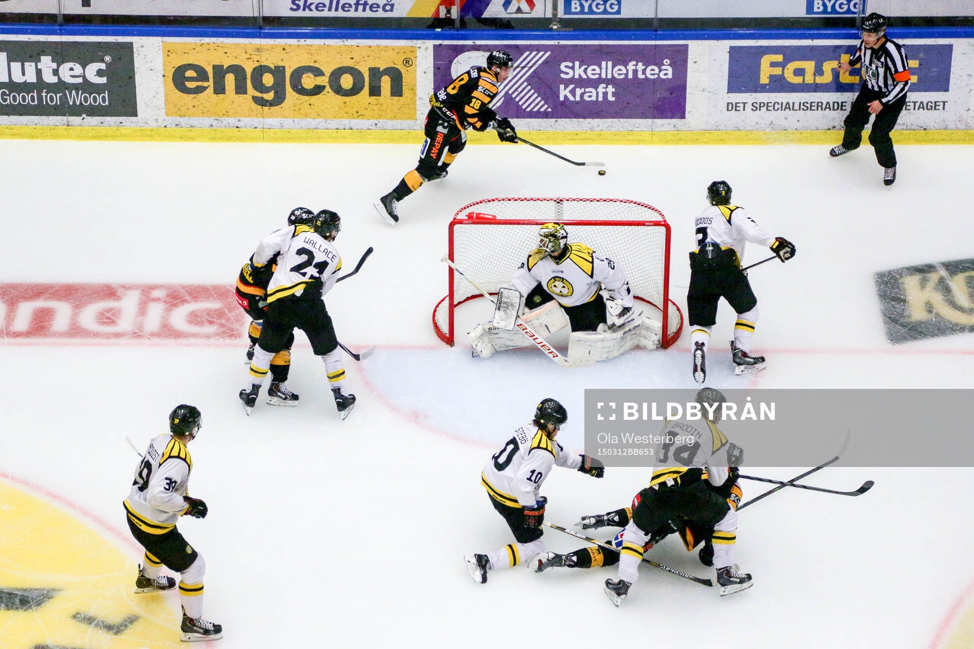 Skellefteås Pontus Petterström med pcuekn bakanför