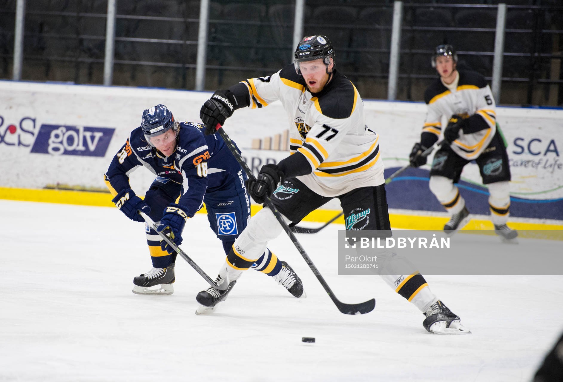 Panterns Patrik Magnusson med puck jagas av Sundsvalls