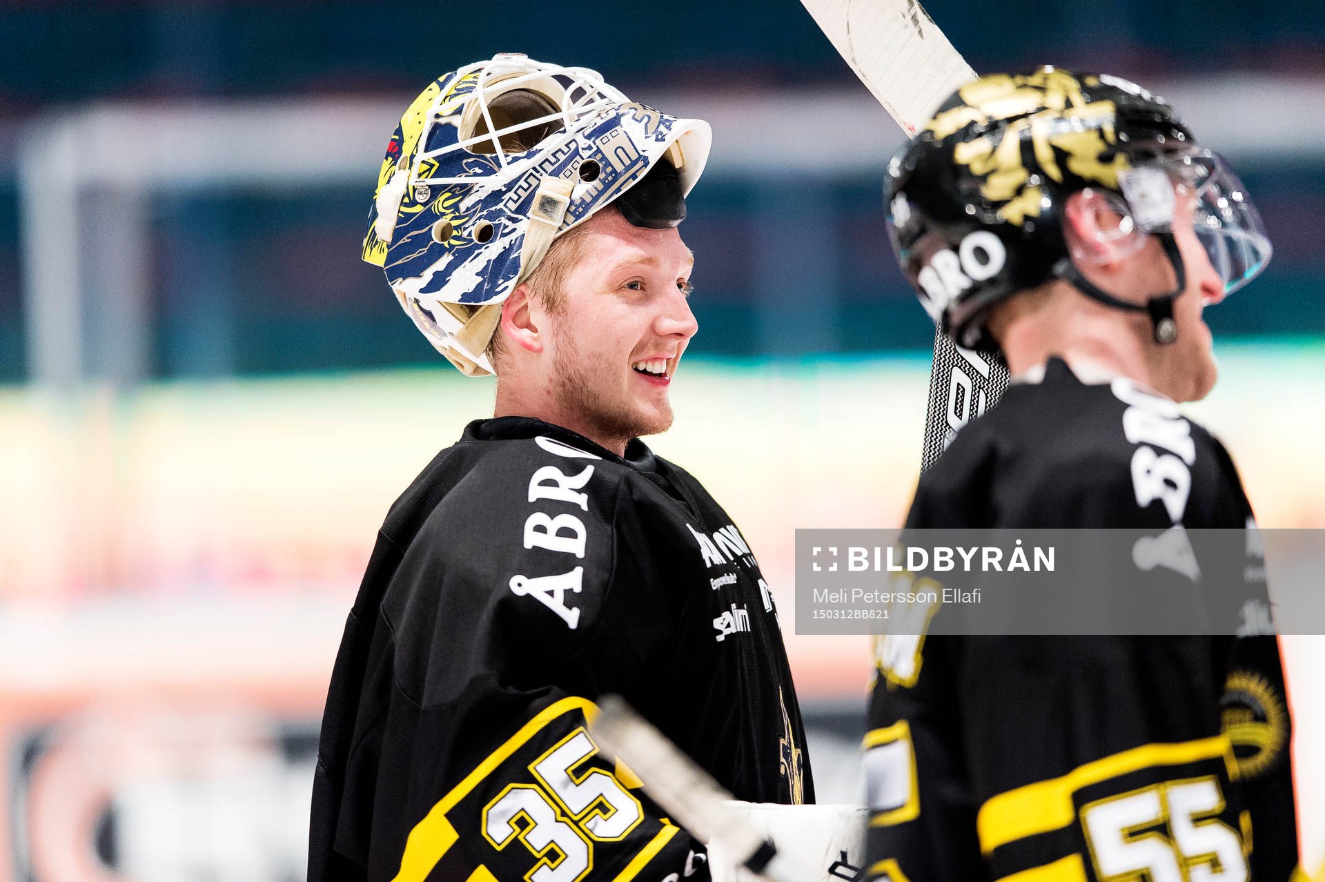 s målvakt Robin Rahm och Nils Bäckström jublar