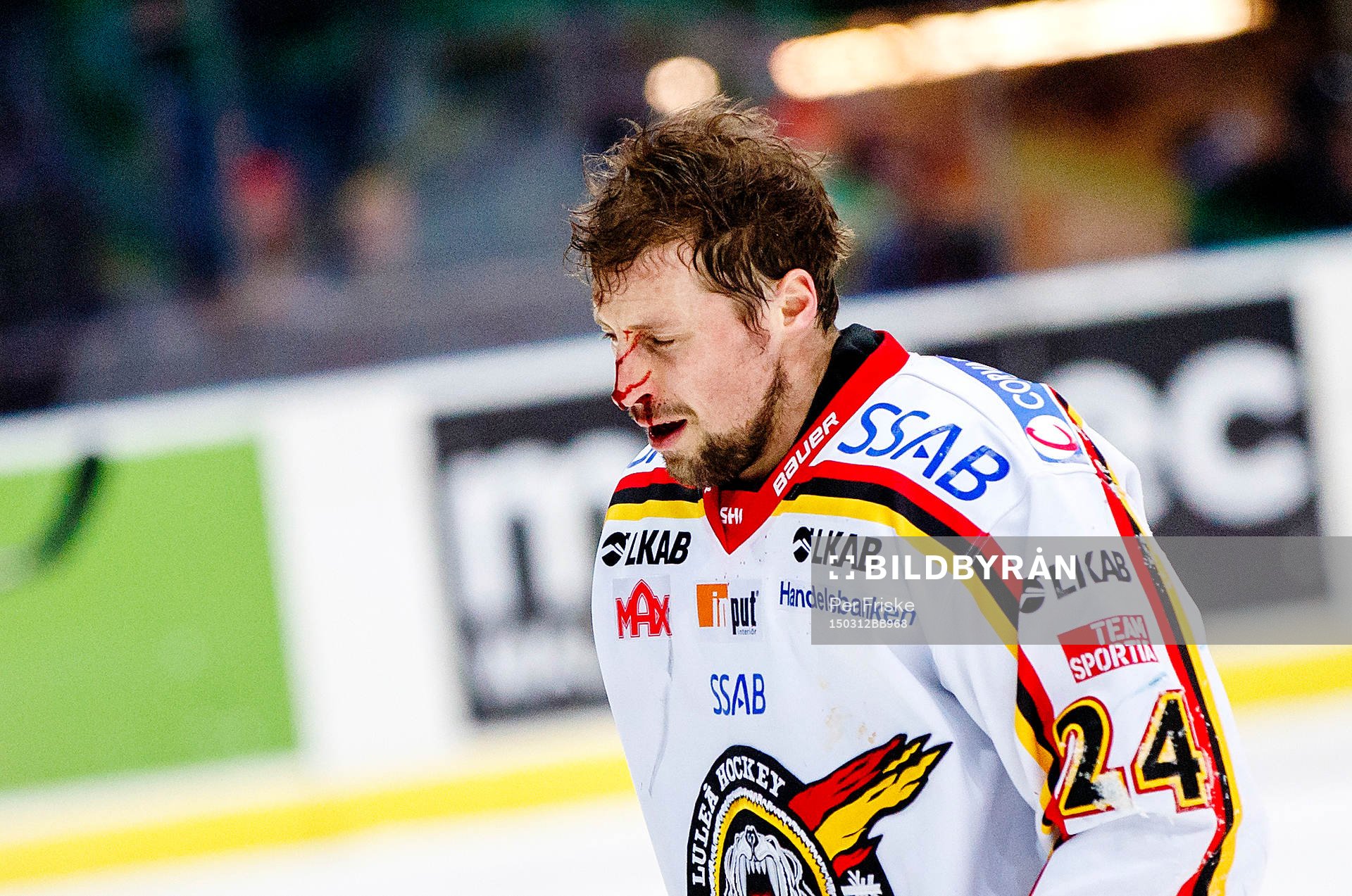 Luleås Cam Abbott blöder och lämnar isen