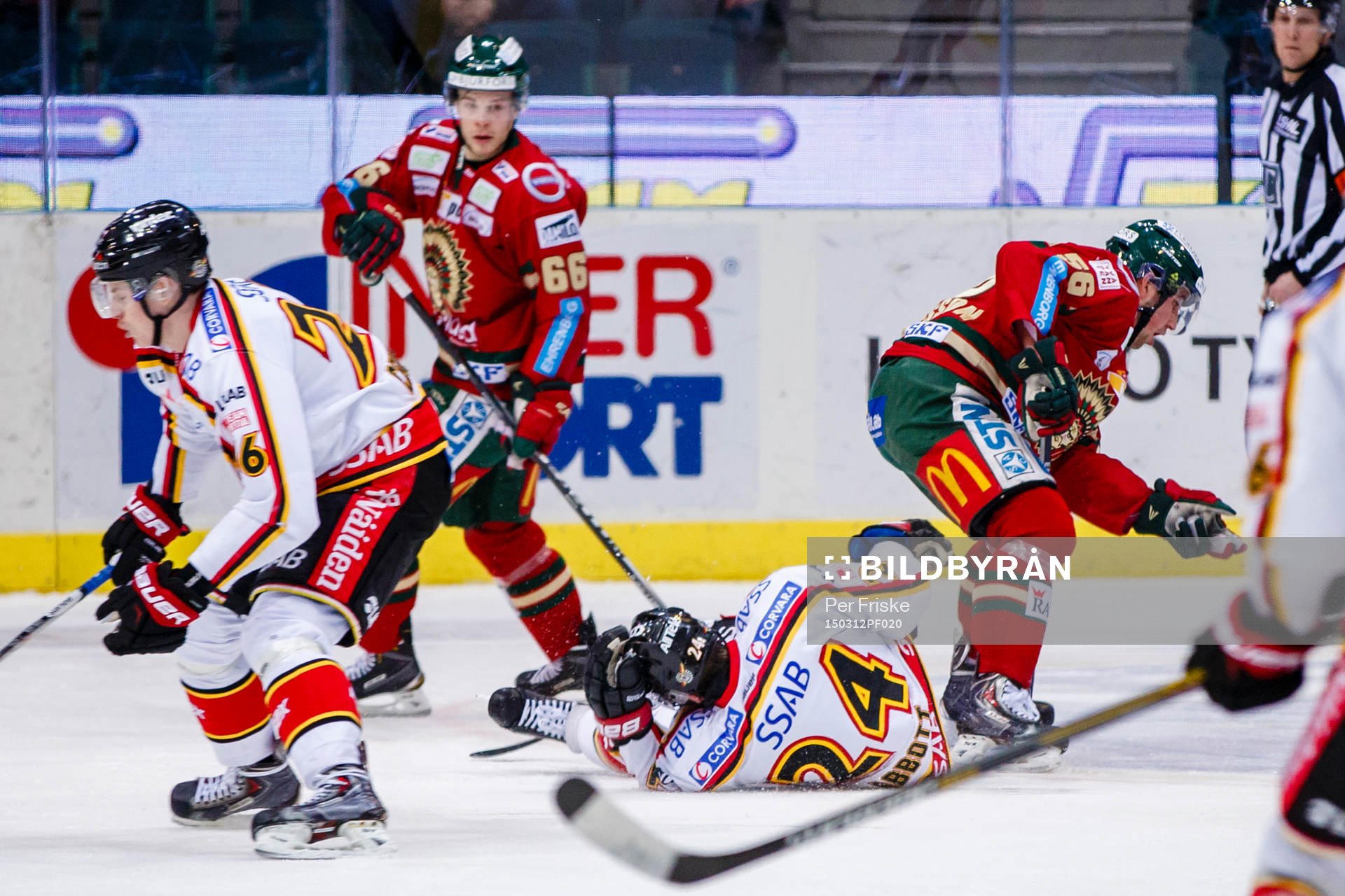 Luleås Cam Abbott tacklas av Frölundas Erik Gustavsson