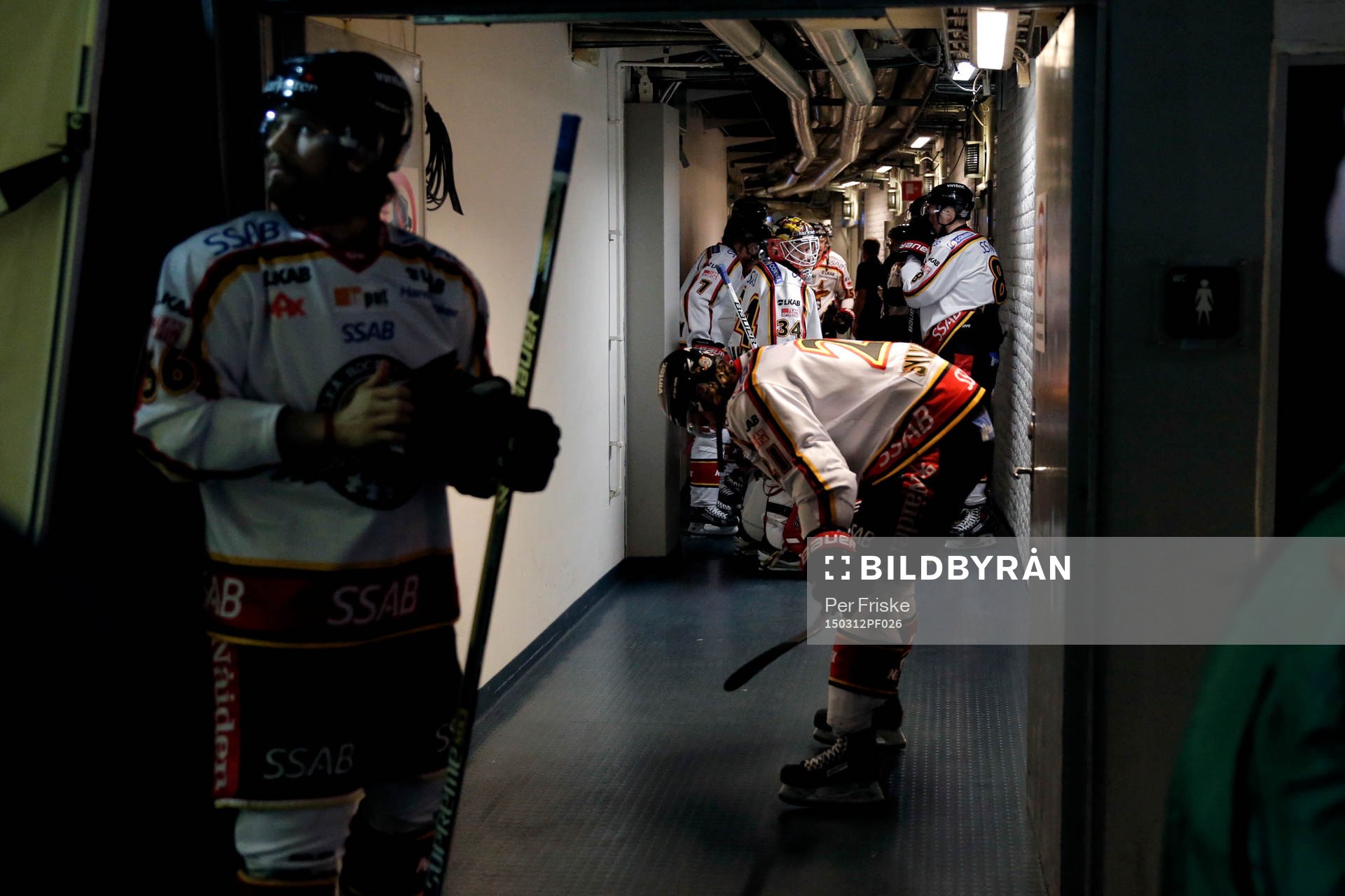 Luleås spelare på väg ut till uppvärmningen