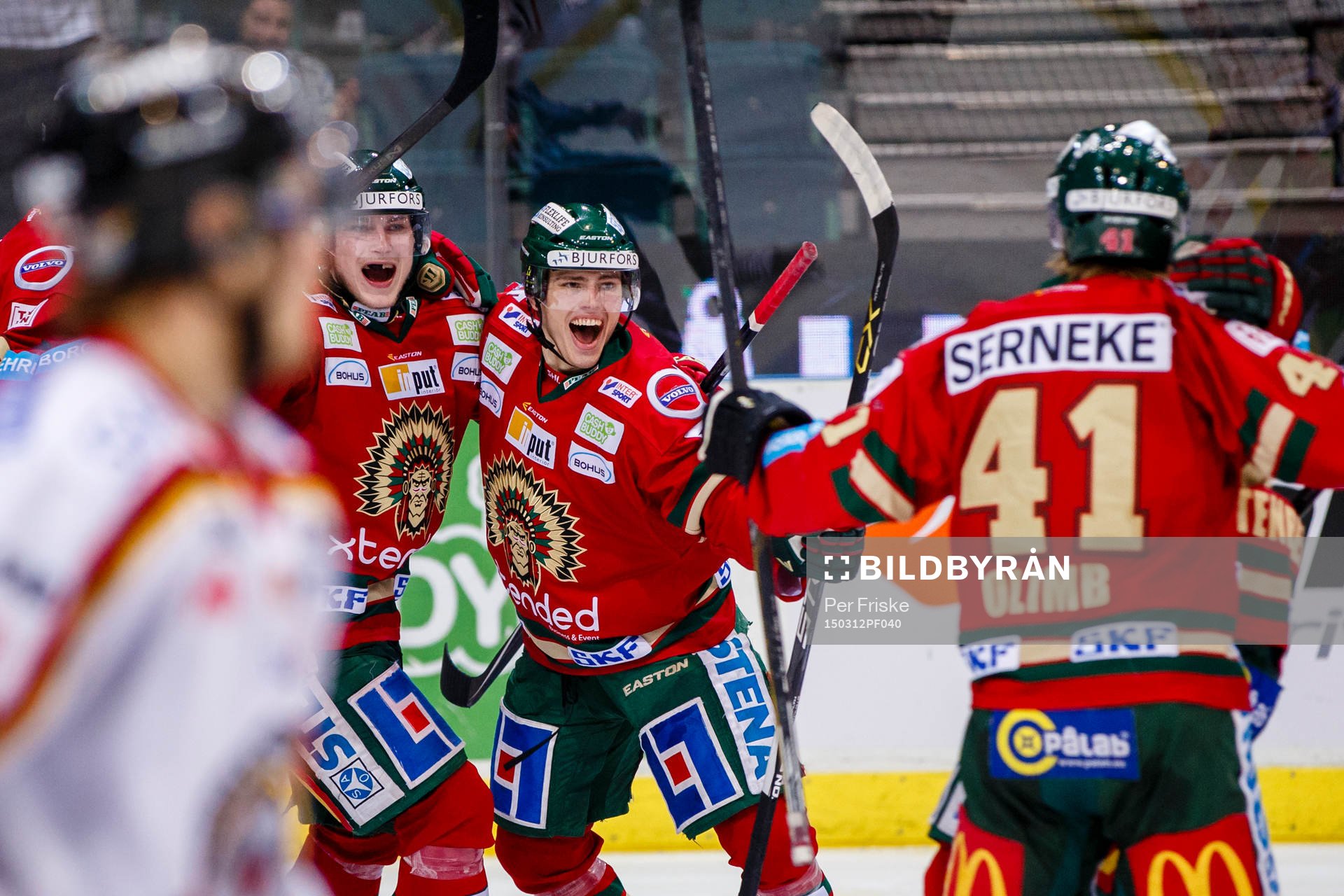 Frölundas Anton Blidh och Andreas Johnson jublar