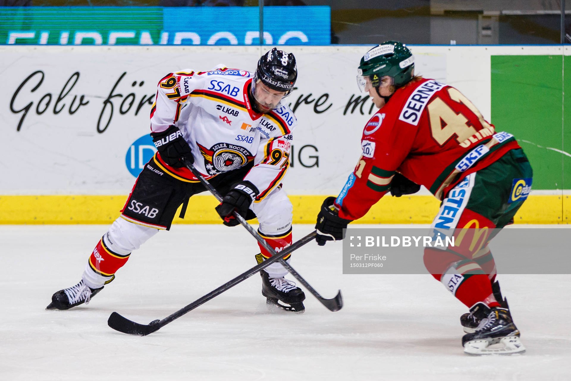 Luleås Per Ledin och Frölundas Mathis Olimb i kamp om