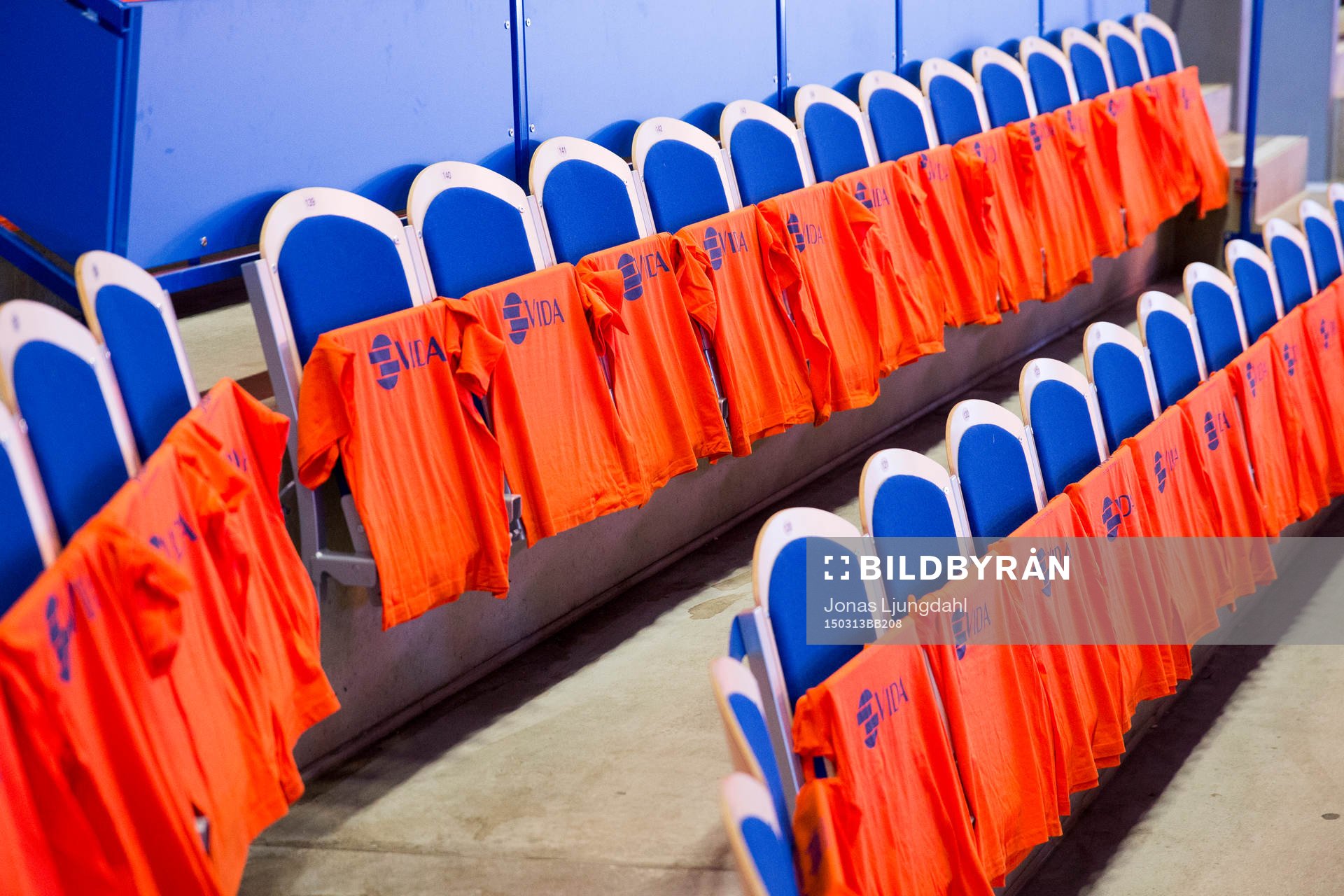 Orangea t-shirts hänger på alla sittplatser