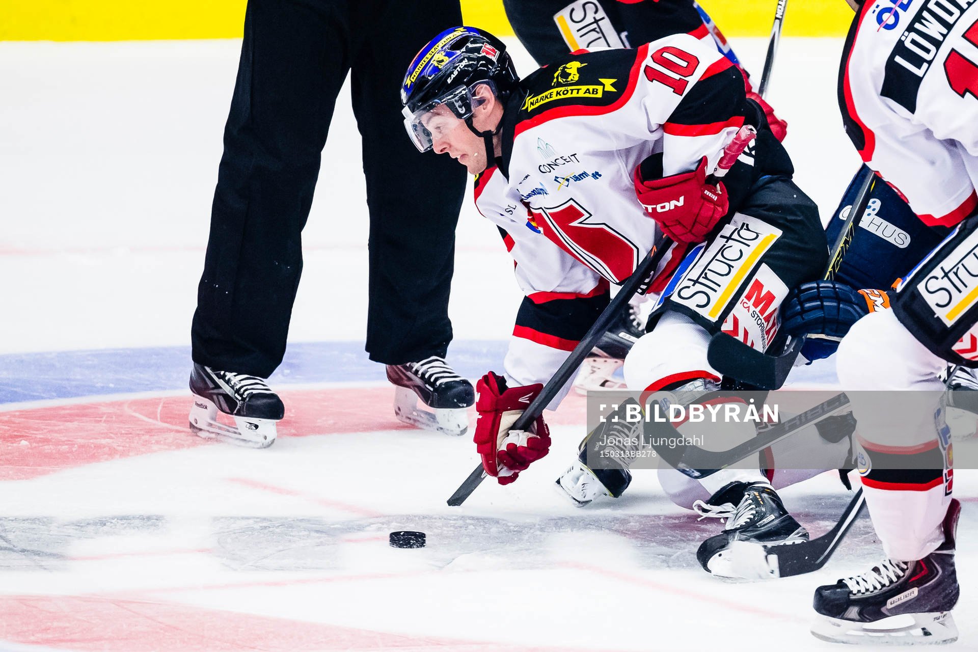 Örebros Derek Ryan med avslagen klubba