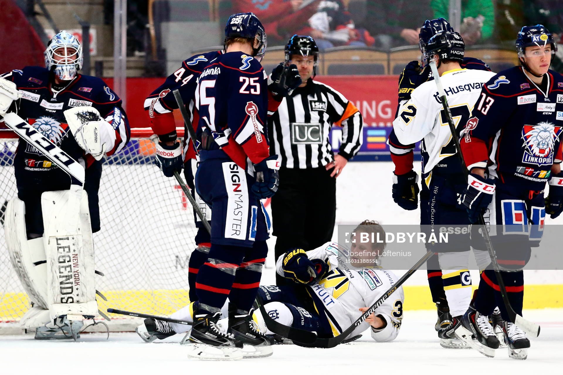 s Mattias Tedenby har tappat hjälmen