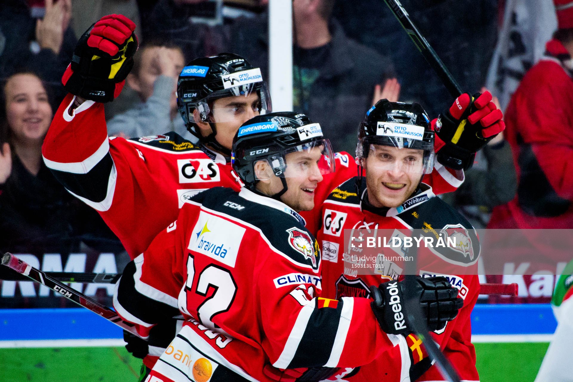 Malmö Redhawks Nils Andersson firas av Frederik Storm och