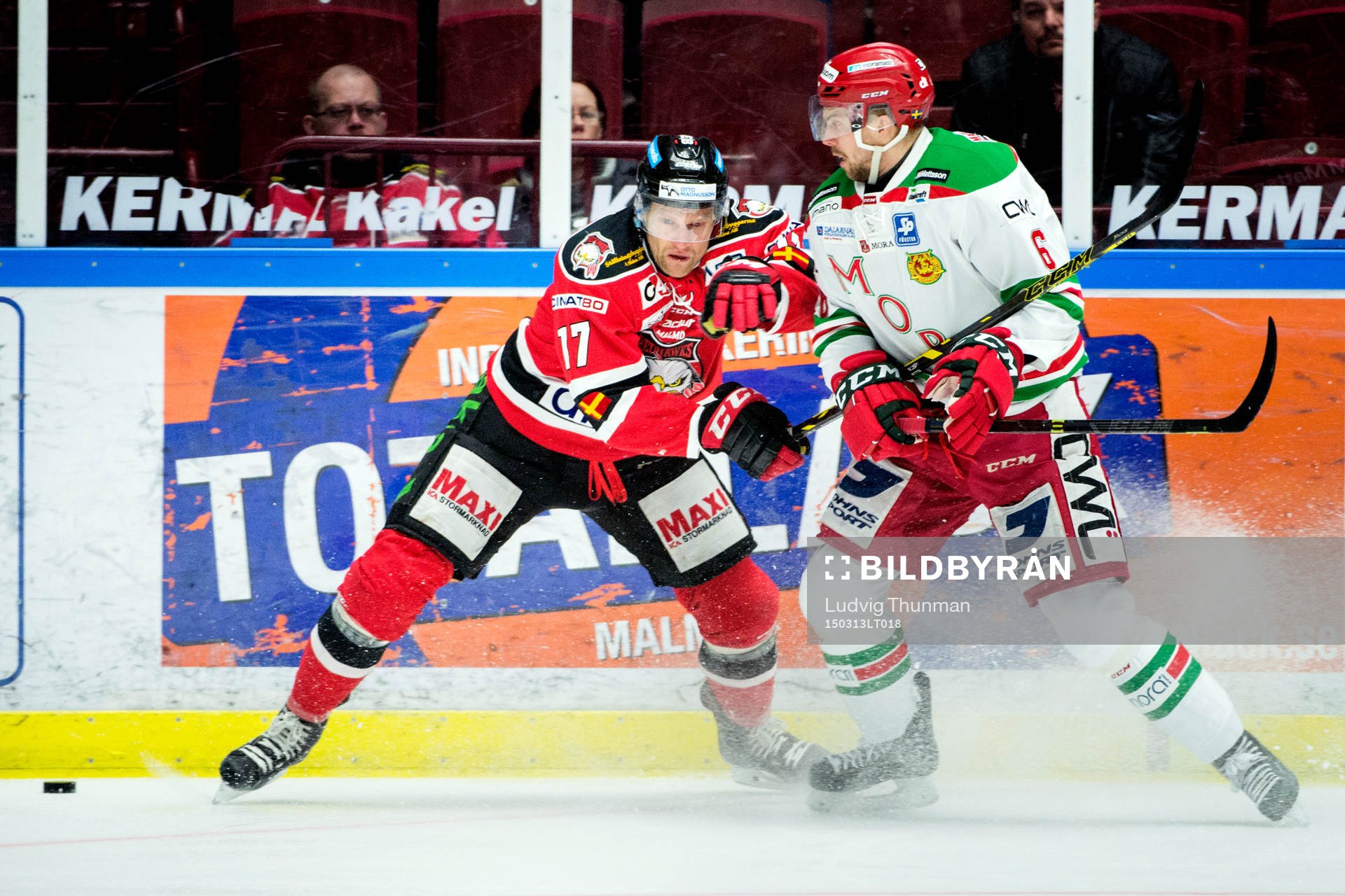 Malmö Redhawks Mathias Tjärnqvist i kamp om pucken med
