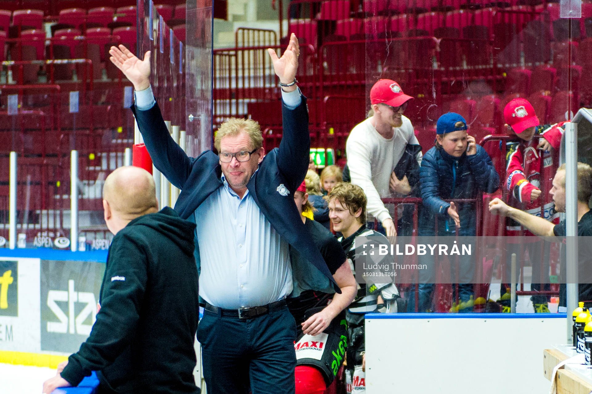 Malmö Redhawks sportchef Patrik Sylvegård jublar när han