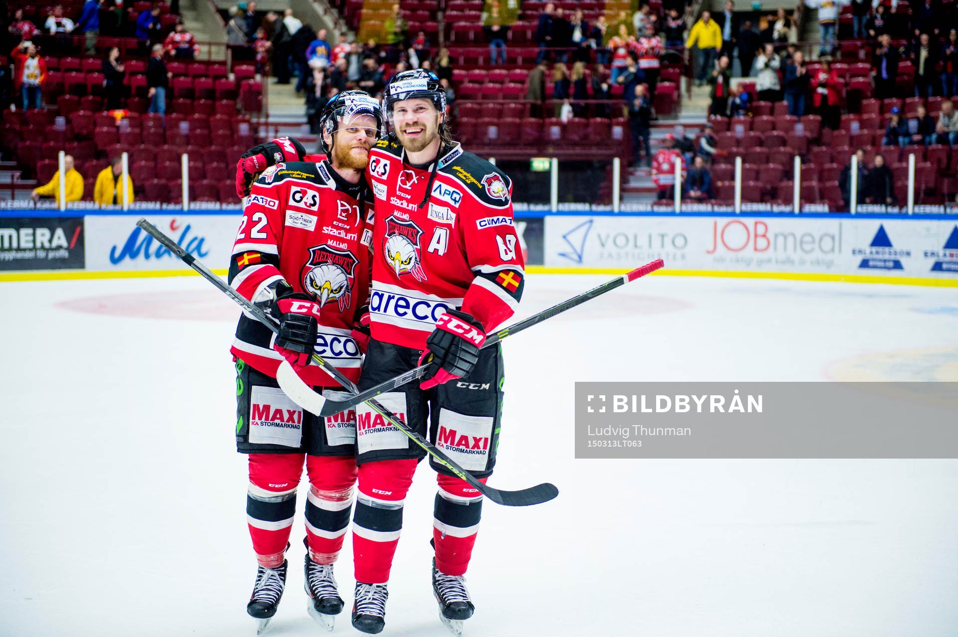 Malmö Redhawks Jeremias Augustin och Stefan Warg kramar om