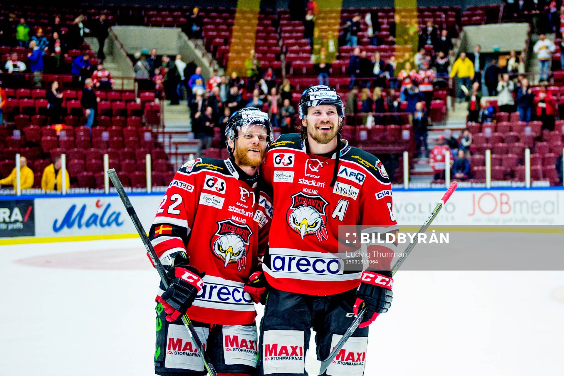Malmö Redhawks Jeremias Augustin och Stefan Warg kramar om
