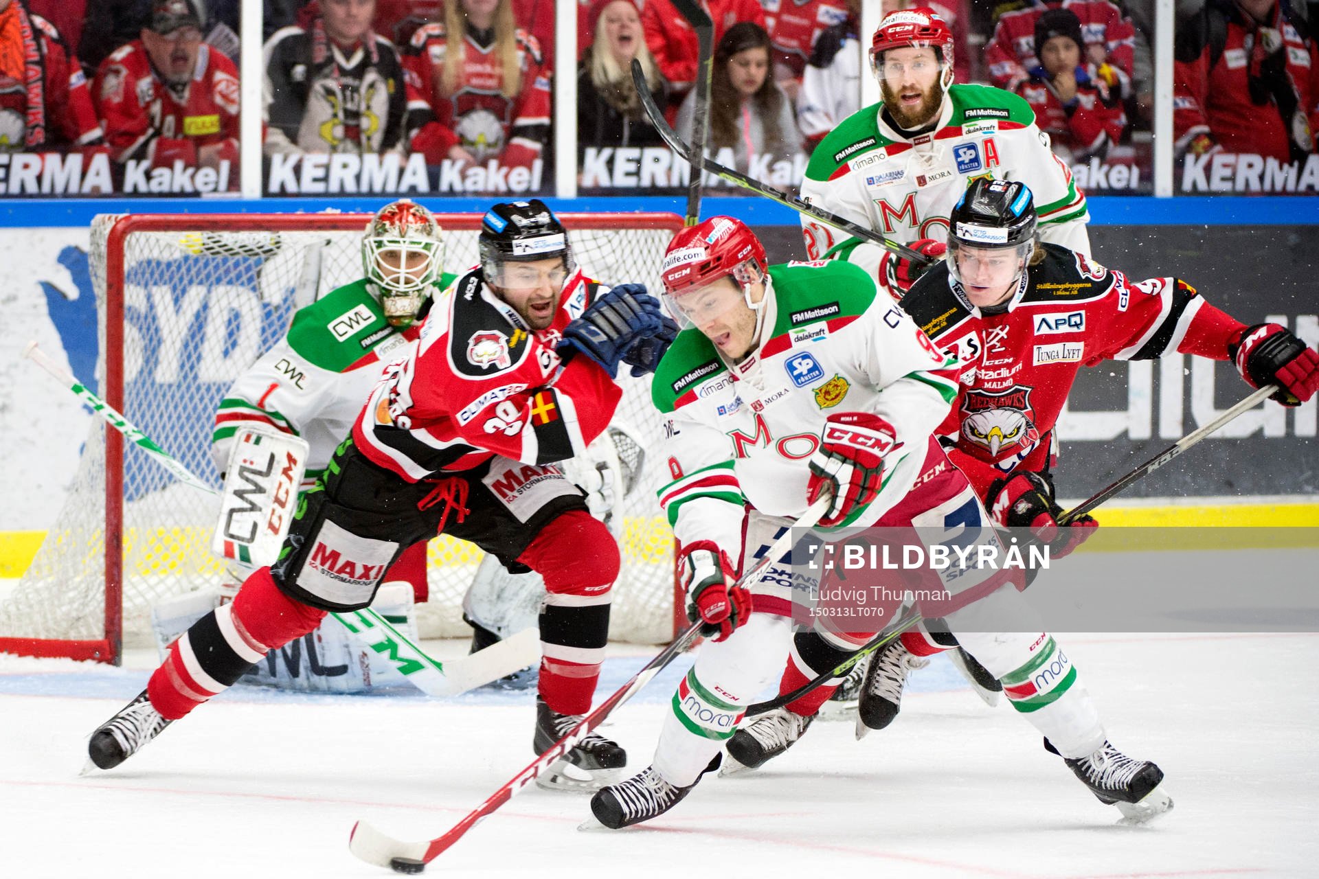 Moras Matthew Fornataro rensar framför Malmö Redhawks