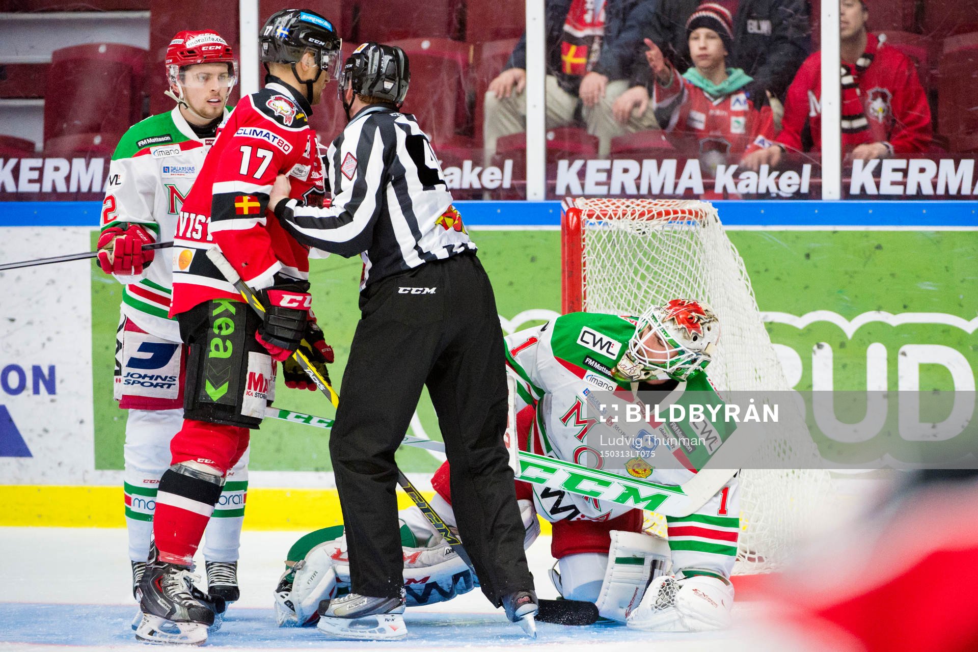 Malmö Redhawks Mathias Tjärnqvist hålls undan från