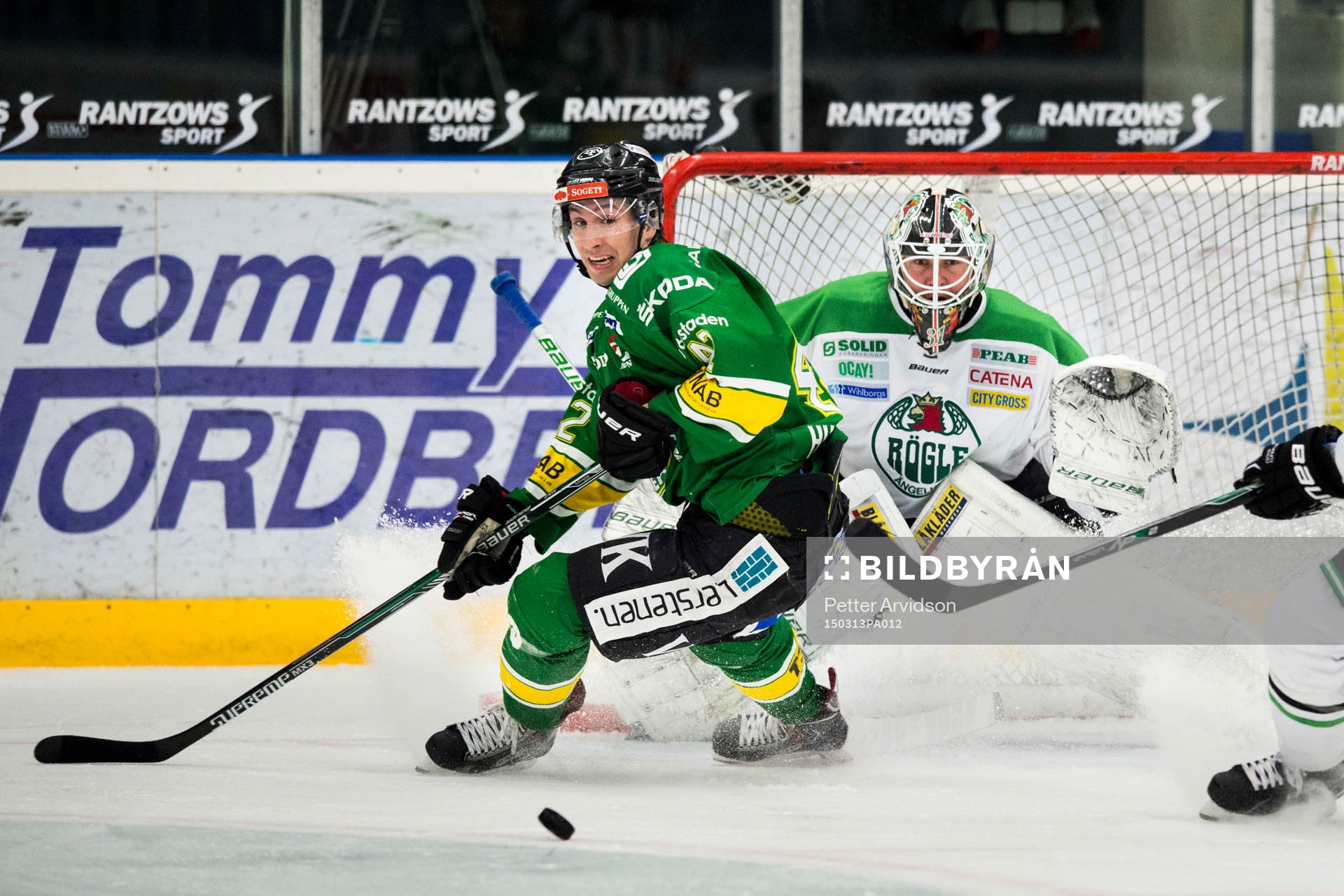 Björklövens Mark Hurtubise och Rögles målvakt Lars