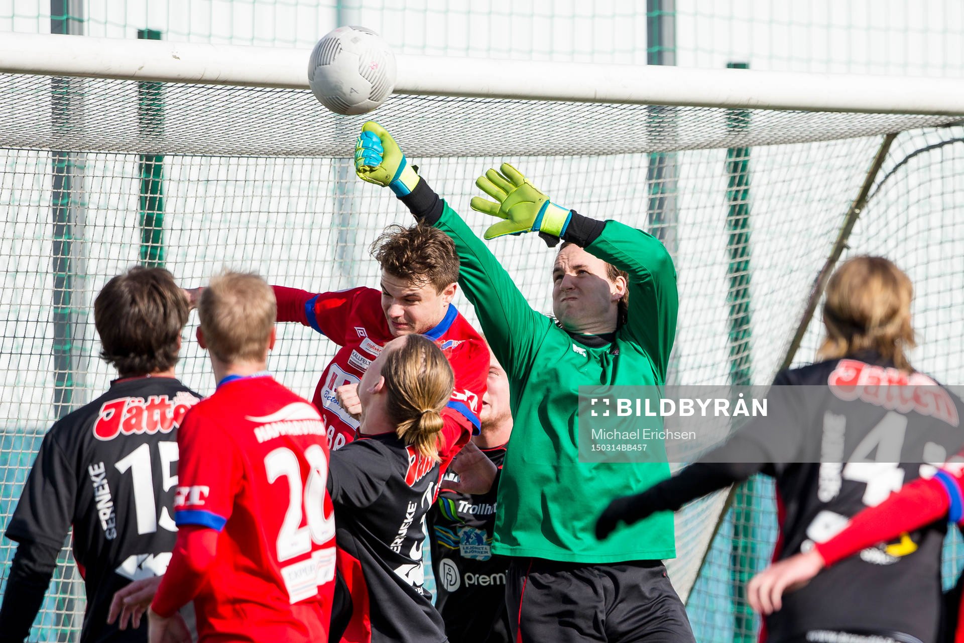 Kamp om bollen i Trollhättans straffområde, Trollhättans målvakt Markus Mäkinen når högst under fotbollsmatchen mellan Örgryte och FC Trollhättan den 14 mars 2015 i Mölndal.